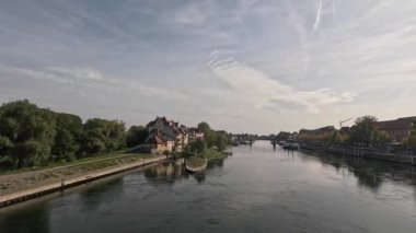 Tuna, sonbaharda bulutlar ve güneşle Regensburg 'da