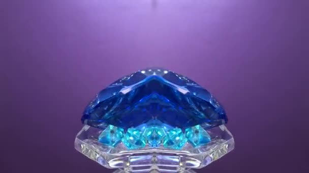 宝石与半宝石 石英和晶体镜像和加工与深蓝色背景在工作室 — 图库视频影像