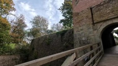 Eski duvarları ve sonbahar ağaçları olan parktaki şato harabeleri