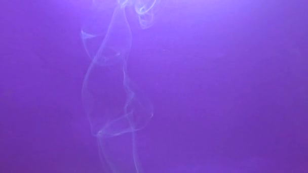 ゆっくりとした動きで青い背景に対する煙 — ストック動画
