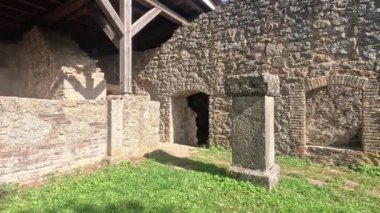 Kale harabeleri yenilenmiş duvarlar, gizemli kuytu köşeler ve çatlaklar.