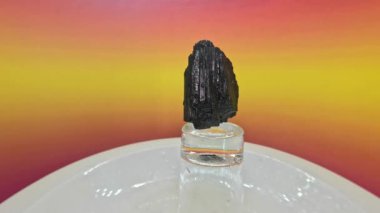 Tourmalinler trigonal simetriyle kristalleşir ve prizmatik kristallere sahiptir.