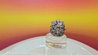 Leopar jasper taşları, bej-kahverengi arka planda siyah lekeli doğal taşlardır.