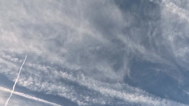 Czas Upływa Niebo Niebieskie Chmury Samolot Przez Długi Czas Ekspozycji — Wideo stockowe