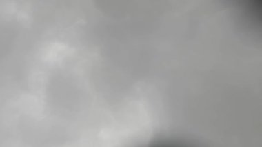 Lens üzerindeki ilk damlayla hızlandırılmış yağmur bulutları