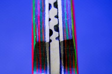 Ahşap saplı çakı ve kılıçla dövülmüş.