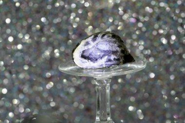 Akik, agate jeodu jeoloji ve mineralojide kullanılan bir terimdir.