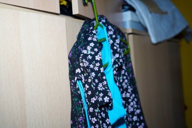 Dolaptaki çamaşırları ve renkli kumaşları topla.