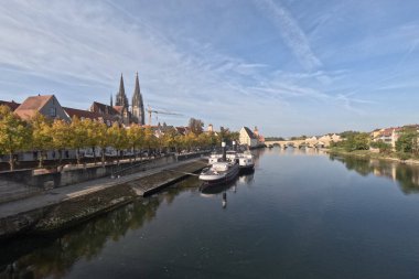 Tuna Nehri 'nde Günışığı ve bulutlarda taş köprüyle Regensburg 