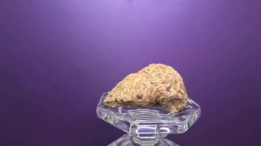 Gemstone yarı değerli taş, kuvars ve kristaller stüdyoda koyu mavi arka planda yansıtılıp işlenmiş.