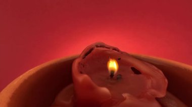 Kırmızı arkaplanda mum ve ağır çekimde duman, 4k