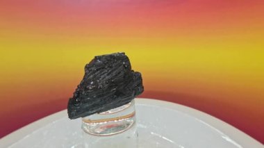 Tourmalinler trigonal simetriyle kristalleşir ve prizmatik kristallere sahiptir.