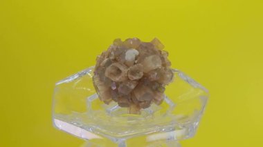 Gemstone stüdyoda monokrom arkaplanlı olarak düzenlendi