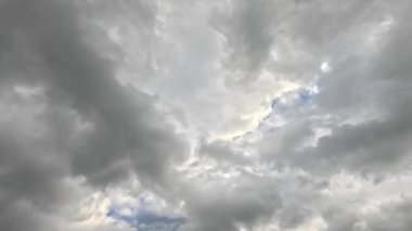 Koyu yağmur bulutları güçlü rüzgarlarla gökyüzünde hareket eder ve yağmur getirir.