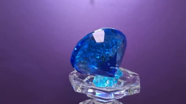 Piedra Cuarzo Piedra Preciosa Con Cristales Ingeniosamente Procesados Sobre Fondo — Vídeos de Stock