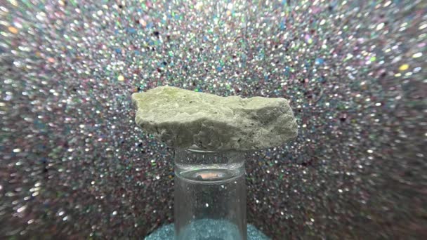 Piedras Playa Con Una Estructura Interesante Colocada Una Botella Vidrio — Vídeo de stock