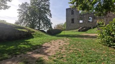 Brennberg harabelerinin iç avlusunda eski ağaçlar ve duvarlar var.