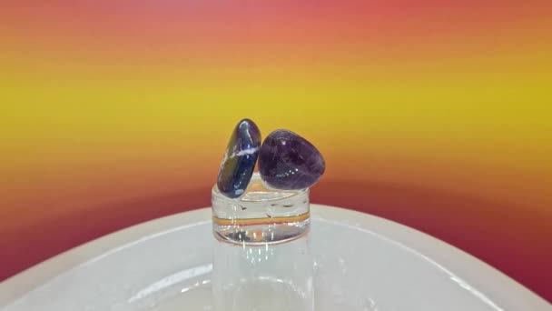 Piedras Que Contienen Cuarzo Con Cristales Tocadiscos Del Estudio — Vídeo de stock