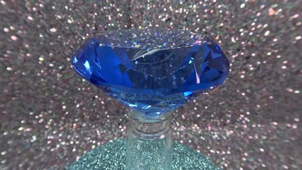 ぼやけた背景に対して青いプラスチック製のダイヤモンド — ストック動画