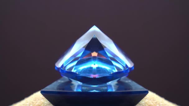ダイヤモンドブルーは円の回転を美しく映しました — ストック動画