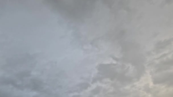 Nuvole Pioggia Scure Muovono Attraverso Cielo Con Forti Venti Portano — Video Stock