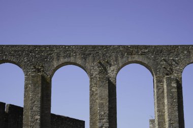 Portekiz 'deki su kemerleri taş köprüleri anımsatan antik su borularıdır.