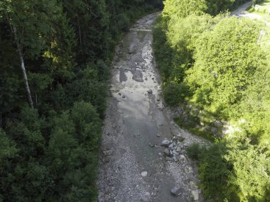 Yukarı Bavyera 'da, güneş doğarken baraj ve büyük taşlarla dolu doğal bir bölgede akarsu, 4k