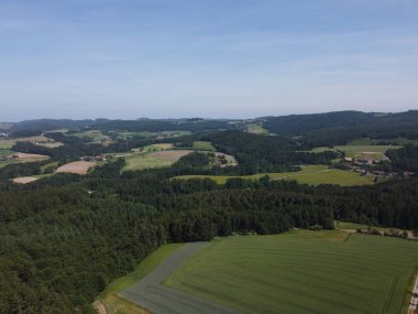Almanya, Falkenstein yakınlarındaki Bavyera Ormanı 'nın havadan görünüşü.