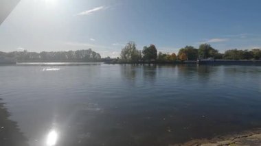 Sonbaharda güneşli havada Regensburg 'da Tuna Nehri kıyısında.