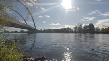 Tuna, Regensburg 'da modern bir köprü altında taşımacılık trafiği ile