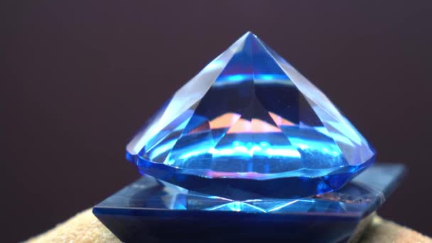スタジオに横たわるダイヤモンド 砂に青い色 — ストック動画