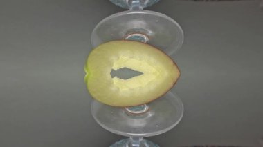 Elma, kasıtlı çarpıtmalar ve anormalliklerle ustaca düzenlenmiş.