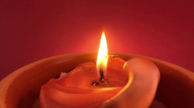 Kırmızı arkaplanda yanan kırmızı mum dumanla söndürüldü, 4k