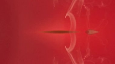 Mumdan çıkan duman, sanatsal olarak kırmızı arka plana yansıyor, 4k