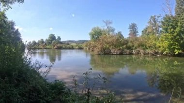 Bavyera 'daki Idyllic arazisi Sonbaharda Tuna nehri güneş ışığı altında