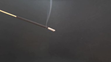 Tütsü çubuğu dumanla birlikte arka planda yakılıyor, 4K