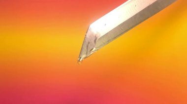 Bıçak ucu bal damlalarıyla ağır çekimde