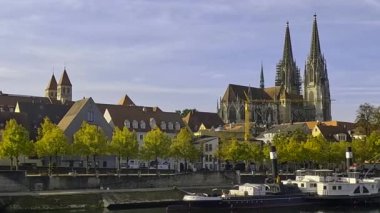 Tuna nehri üzerinde taş köprüsü ve gotik katedrali olan Regensburg şehri