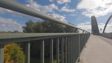 Tuna Nehri üzerinde güneşli bir havada Regensburg 'daki şehir otobanından gelen köprü.