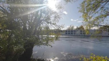 Tuna, Regensburg 'da modern bir köprü altında taşımacılık trafiği ile