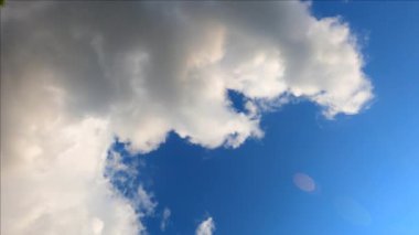 Kümülonimbus büyük ve yoğun bir buluttur.