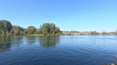 Bavyera 'daki Idyllic arazisi Sonbaharda Tuna nehri güneş ışığı altında