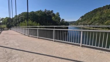 Bavyera 'da Tuna Nehri üzerinde güneş ışığı ve mavi gökyüzü, 4K