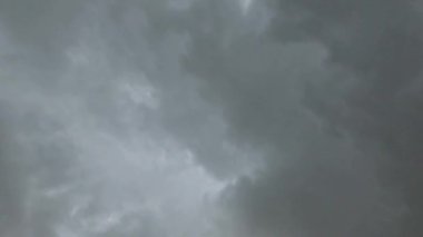 Yoğun kümülonimbus bulutları tropopoz seviyesinde fırtına bulutlarıdır.