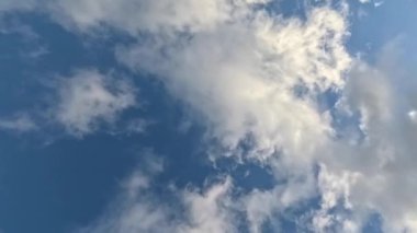 Koyu yağmur bulutları güçlü rüzgarlarla gökyüzünde hareket eder ve yağmur getirir.