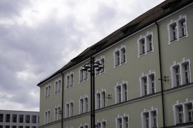 Straubing, ortaçağ mimarisine sahip iyi korunmuş eski bir kasaba olan Aşağı Bavyera 'nın bir kasabasıdır.