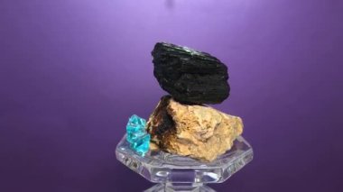 Kuvars kayası, kristalleri mavi koyu arkaplan üzerinde ustalıkla işlenmiş değerli taşlar.