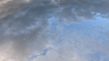 Rüzgârla savrulan bir bulutun mavi beyaz ipeksi gökyüzüne doğru zaman akışı