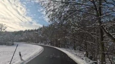 Bavyera 'da kış harikalar diyarı, güneşli ve mavi bulutlu.
