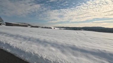 Bavyera 'da kış harikalar diyarı, güneşli ve mavi bulutlu.